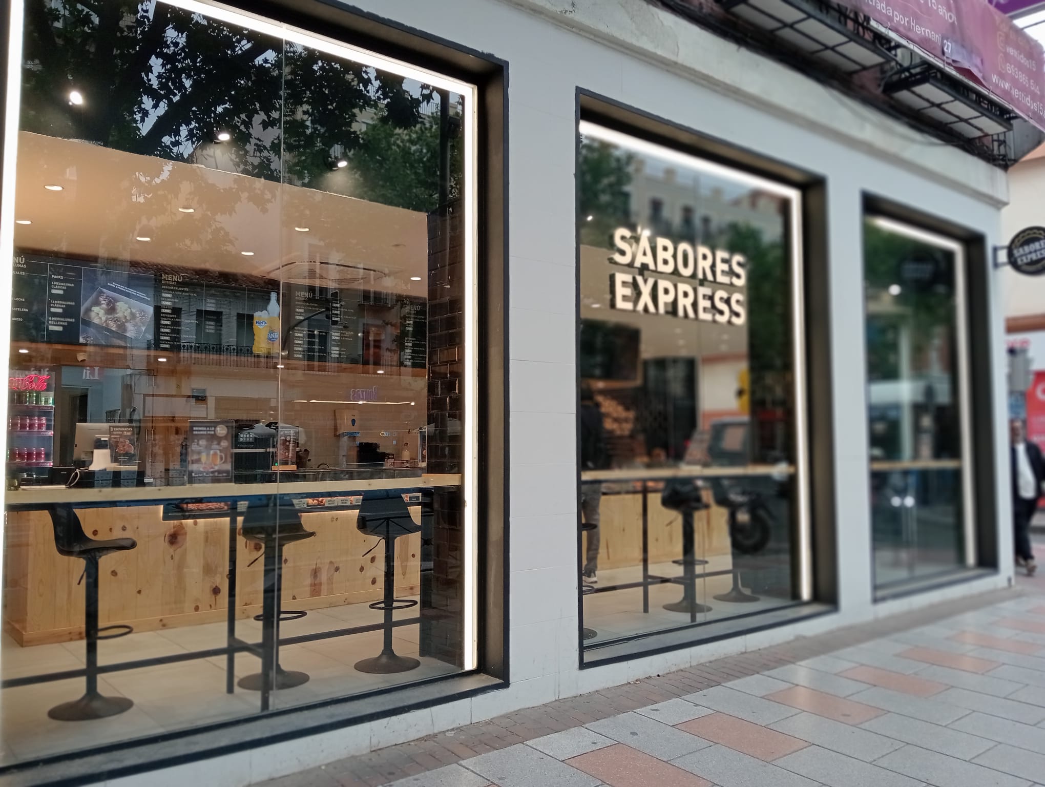 fachada de sabores express: cafetería para llevar