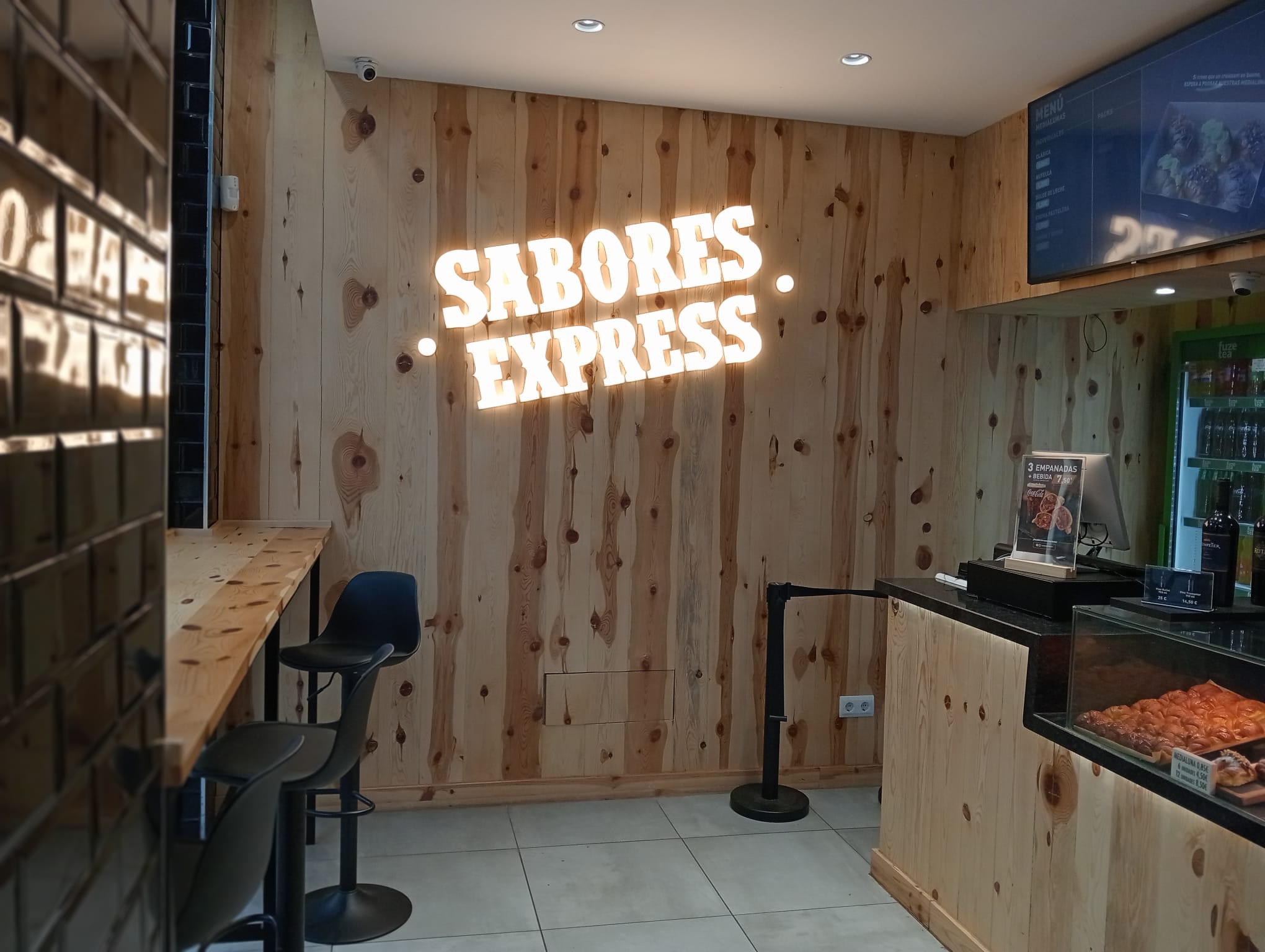 sabores express: empanadas y madera cálida