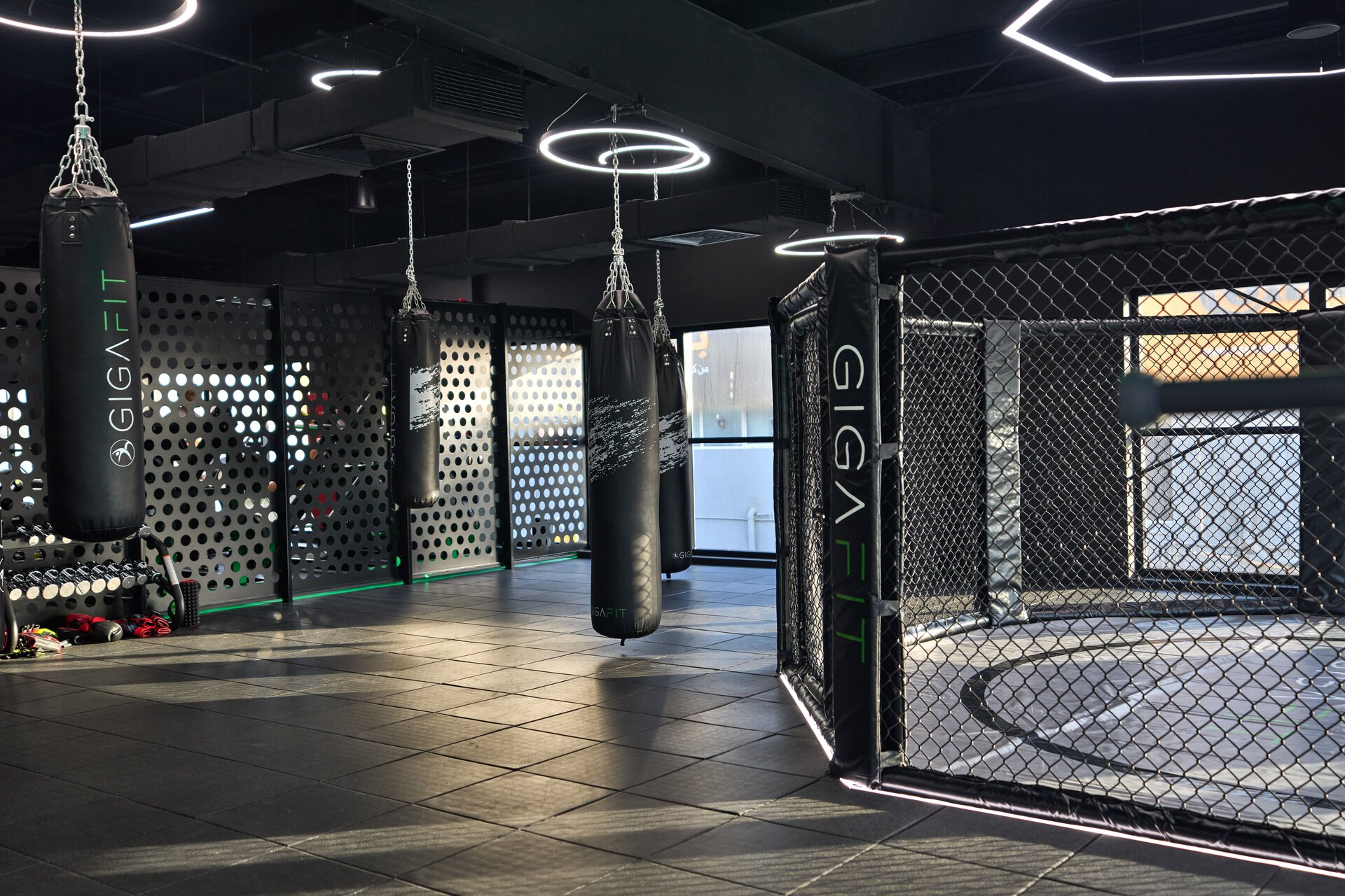 salle mma et boxe moderne avec cage gigafit