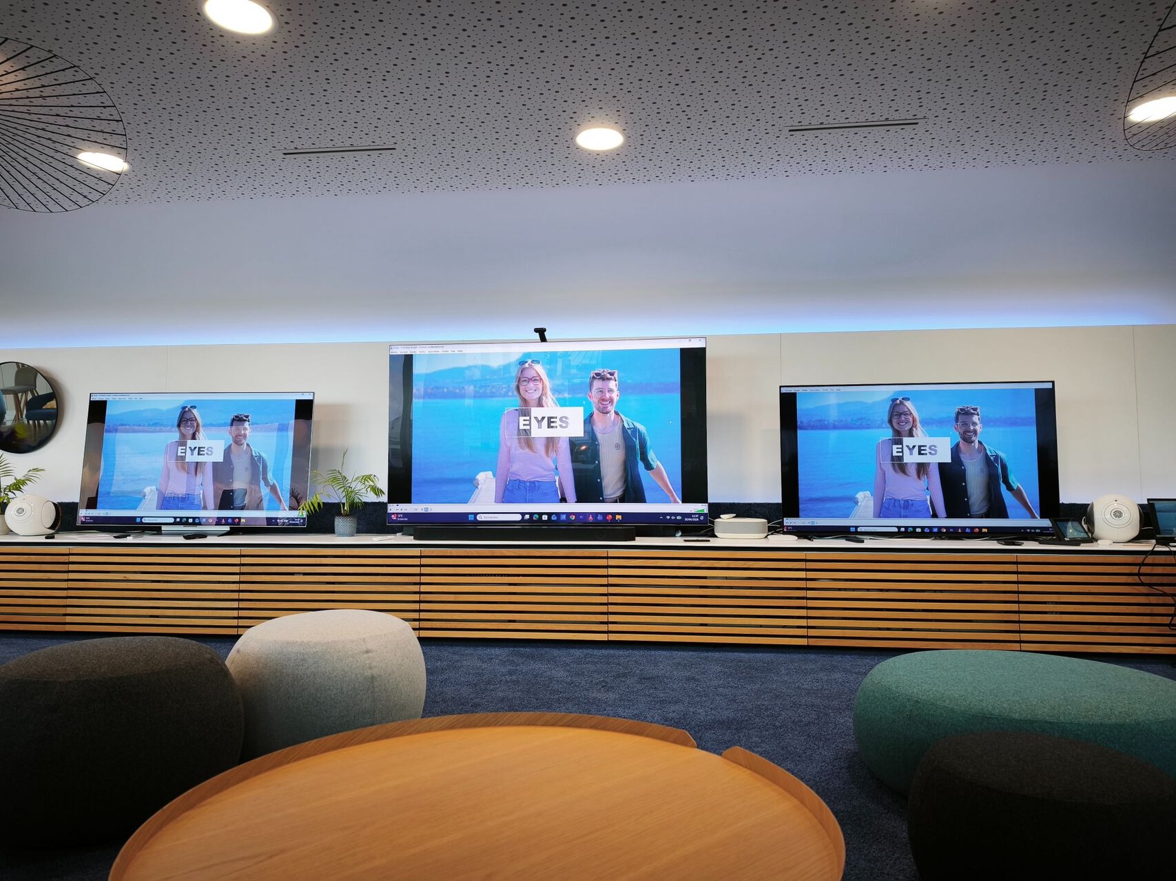 salle de démonstration tv moderne avec espace lounge