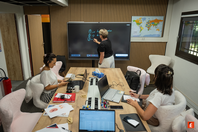 réunion collaborative autour dun Écran tactile