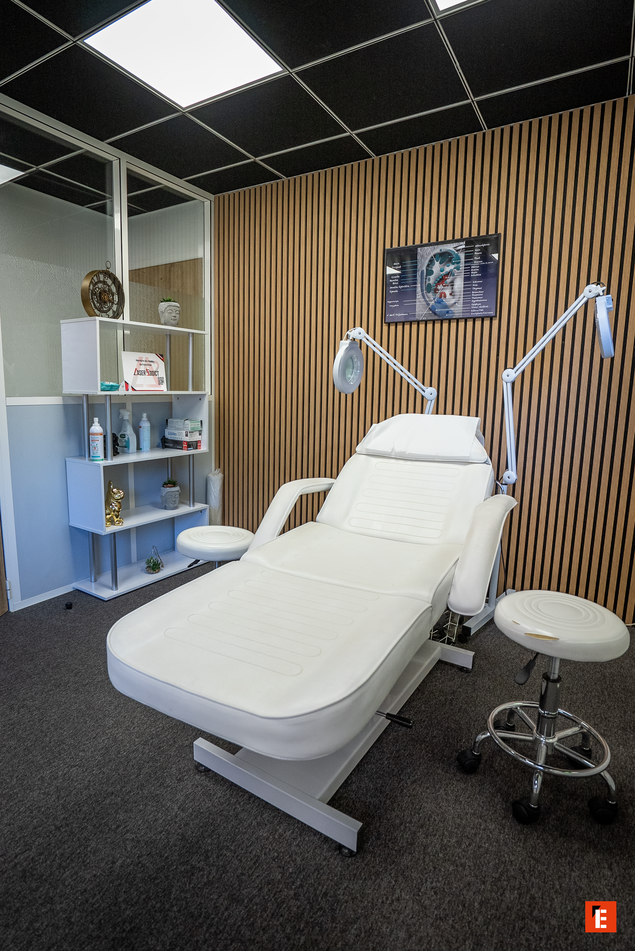 salle de traitement esthétique moderne avec fauteuil et Éclairage