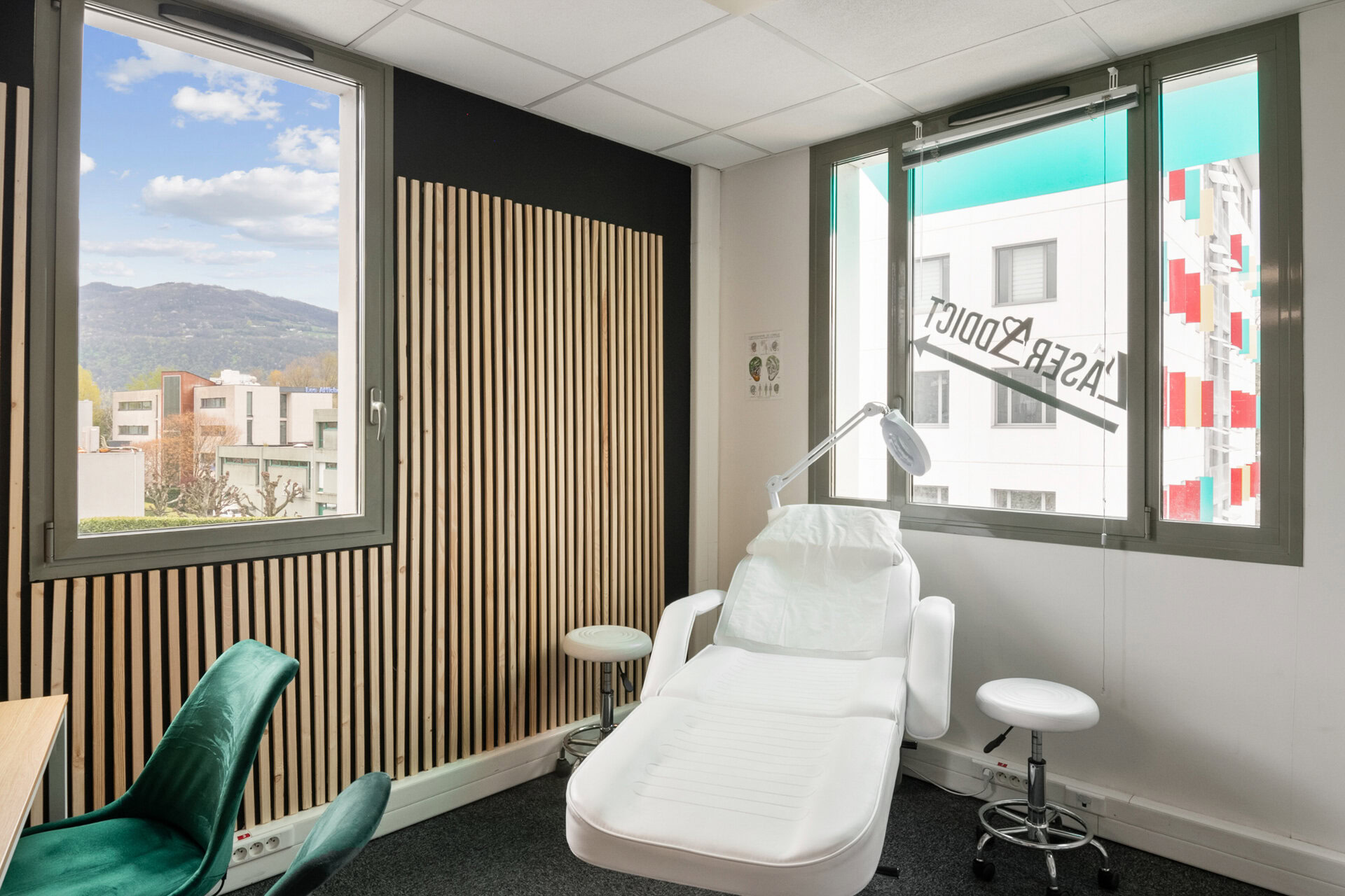 salle de soins lumineuse avec fauteuil médical