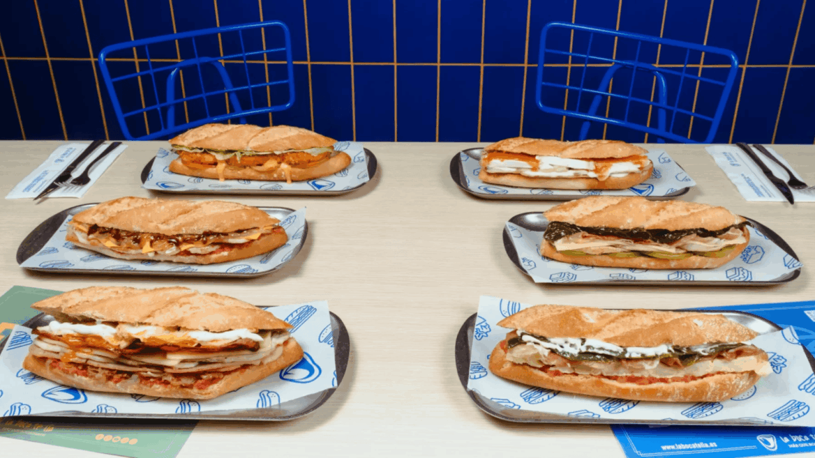 seis bocadillos de baguette en bandejas de café