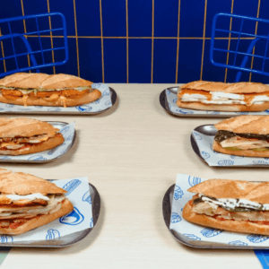 seis bocadillos de baguette en bandejas de café