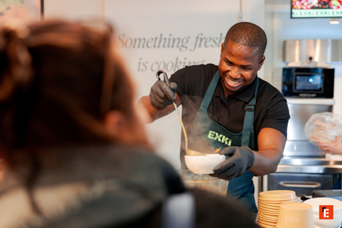 sourire et soupe fumante au comptoir exki