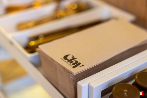 serviette kraft «clay» et couverts dorés — ambiance café