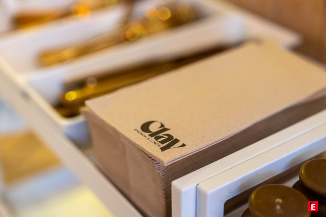 serviette kraft «clay» et couverts dorés — ambiance café