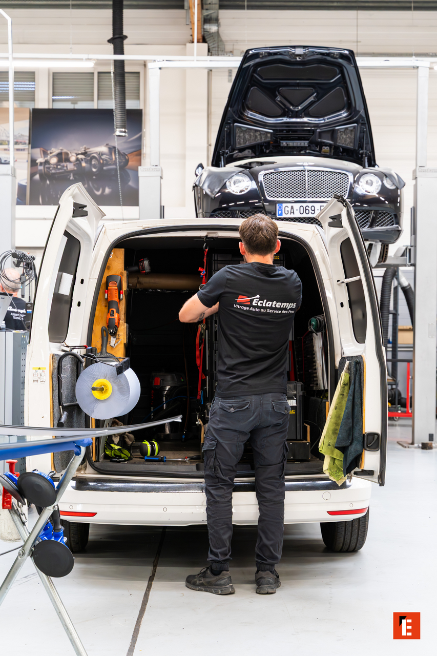 mobilny serwis samochodowy: technik i narzędzia w vanie