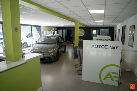 showroom autoeasy — voiture grise compacte
