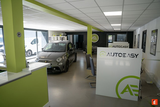 showroom autoeasy — voiture grise compacte