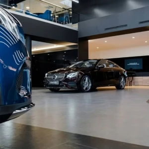 showroom automobile de luxe : coupé mercedes et suv blanc