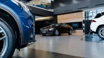showroom automobile de luxe : coupé mercedes et suv blanc