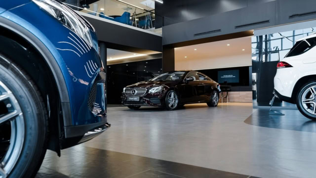 showroom automobile de luxe : coupé mercedes et suv blanc