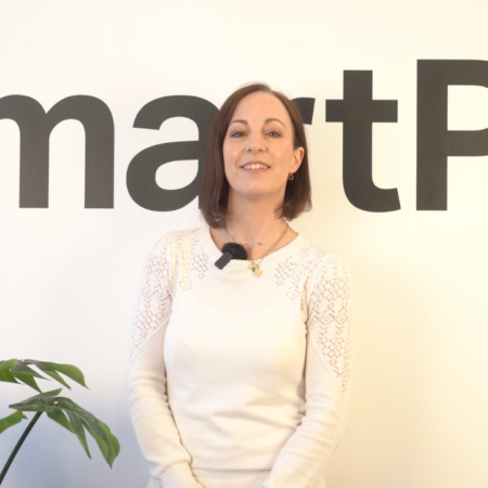 smartpa business porträt: freundliche mitarbeiterin mit mikrofon