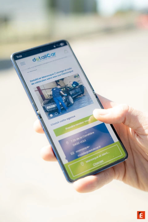 smartphone affichant service de lavage sans eau à manosque