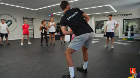 entrenador en clase grupal de entrenamiento funcional
