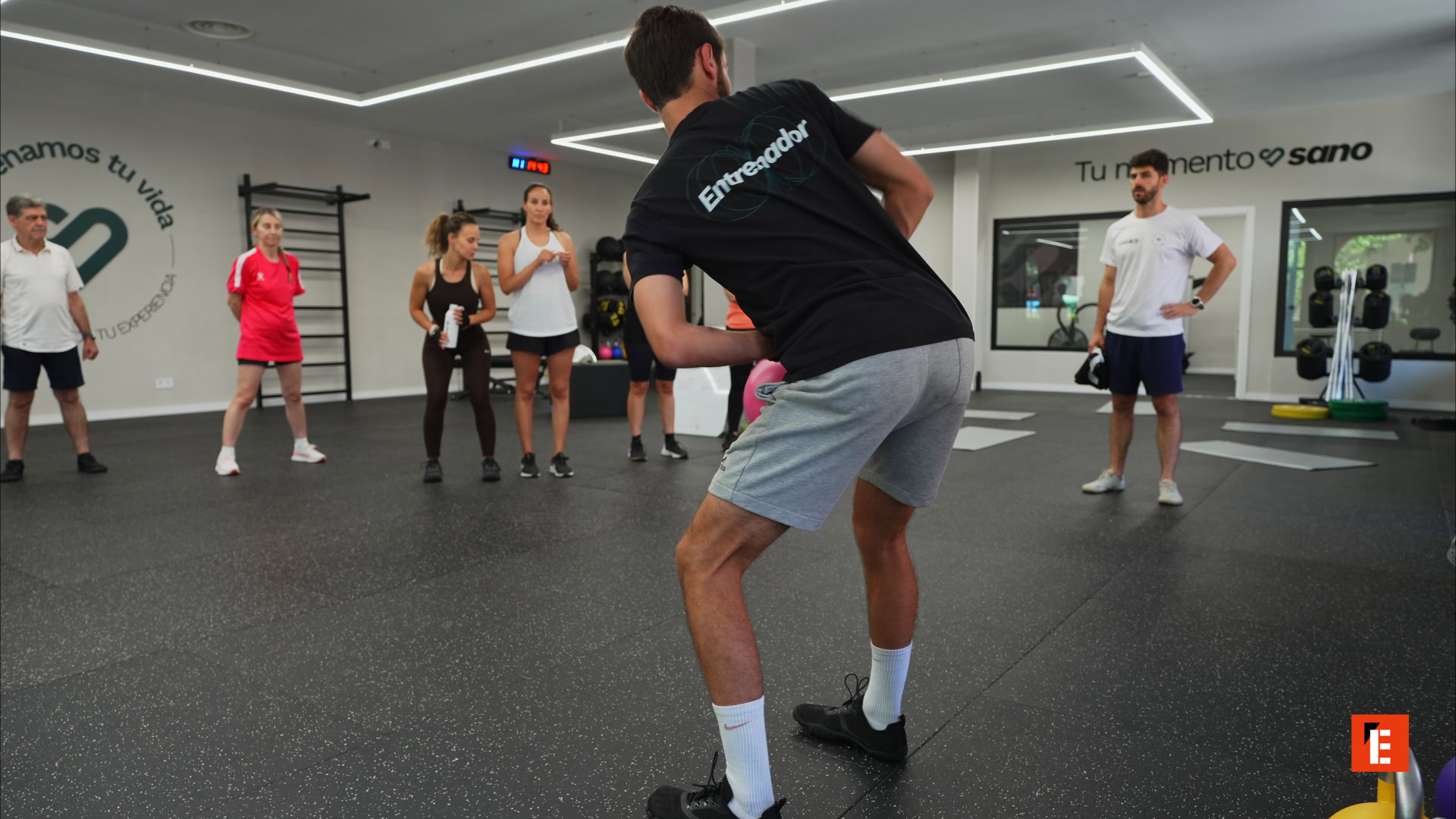 entrenador en clase grupal de entrenamiento funcional