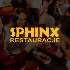 przyjaciele toastują w restauracji sphinx