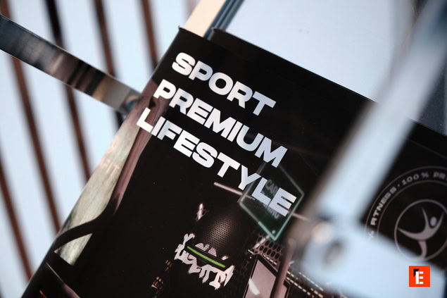 couverture magazine sport premium, design noir et blanc