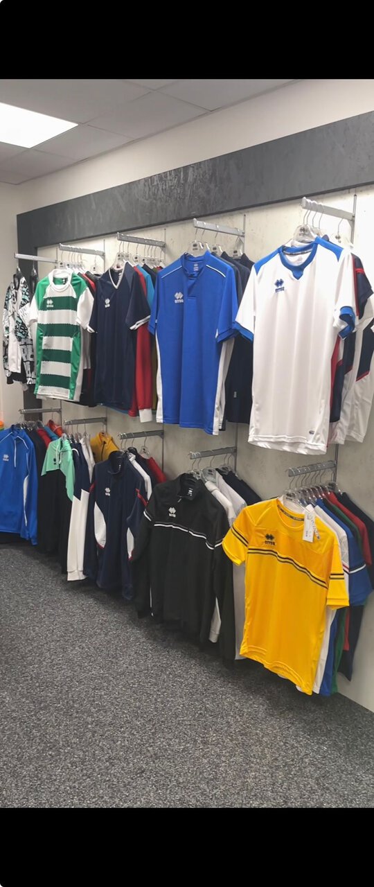 sportbekleidung verkaufsdisplay: trikots und trainingsjacken