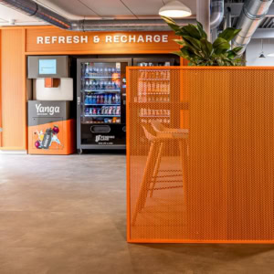 espace rafraîchissement moderne avec distributeurs