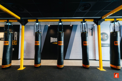 studio boxe moderno con sacchi da pugilato