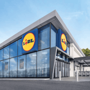 supermercato moderno con facciata in vetro e insegna gialla