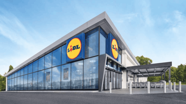 supermercato moderno con facciata in vetro e insegna gialla