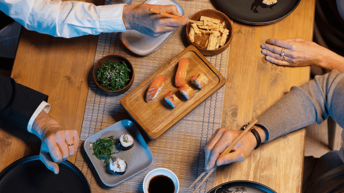 mesa compartida de sushi y ensalada de algas