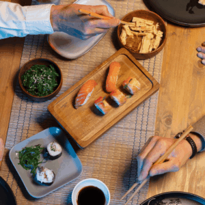 mesa compartida de sushi y ensalada de algas