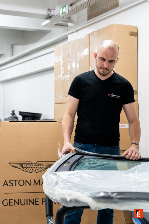 technik montuje oryginalną szybę aston martin