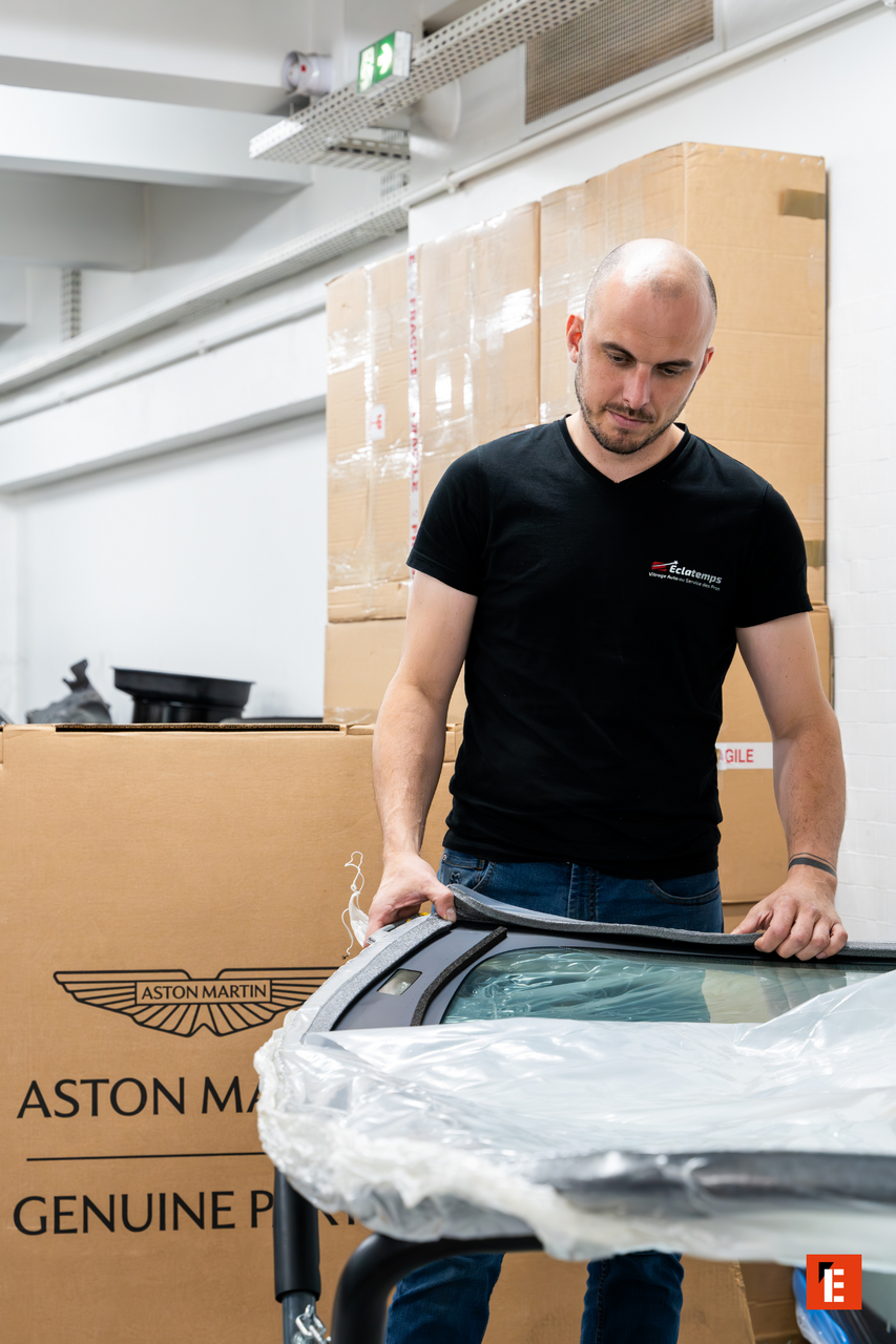 technik montuje oryginalną szybę aston martin