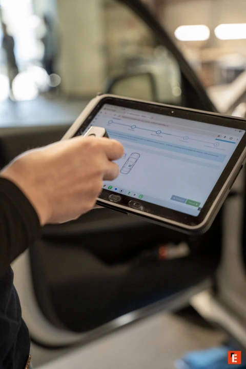 tablette de diagnostic automobile tenue à la main
