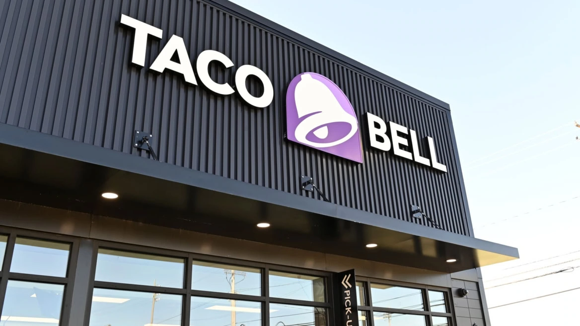 taco bell fassade mit leuchtendem logo und abholung