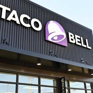 taco bell fassade mit leuchtendem logo und abholung
