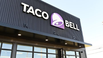 taco bell fassade mit leuchtendem logo und abholung