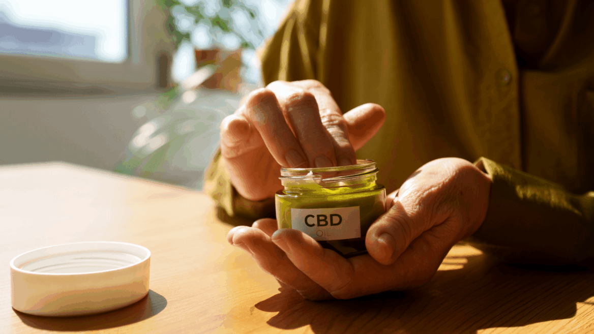 aceite cbd en manos para cuidado natural