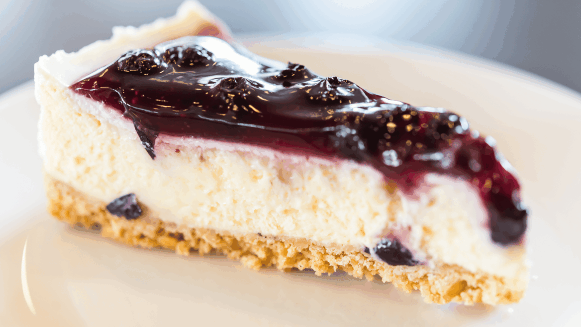 rebanada de tarta de queso con arándanos glaseados
