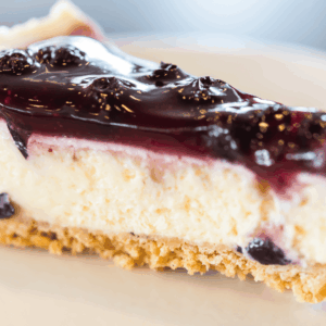 rebanada de tarta de queso con arándanos glaseados