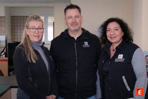 teamporträt: drei mitarbeitende im büro