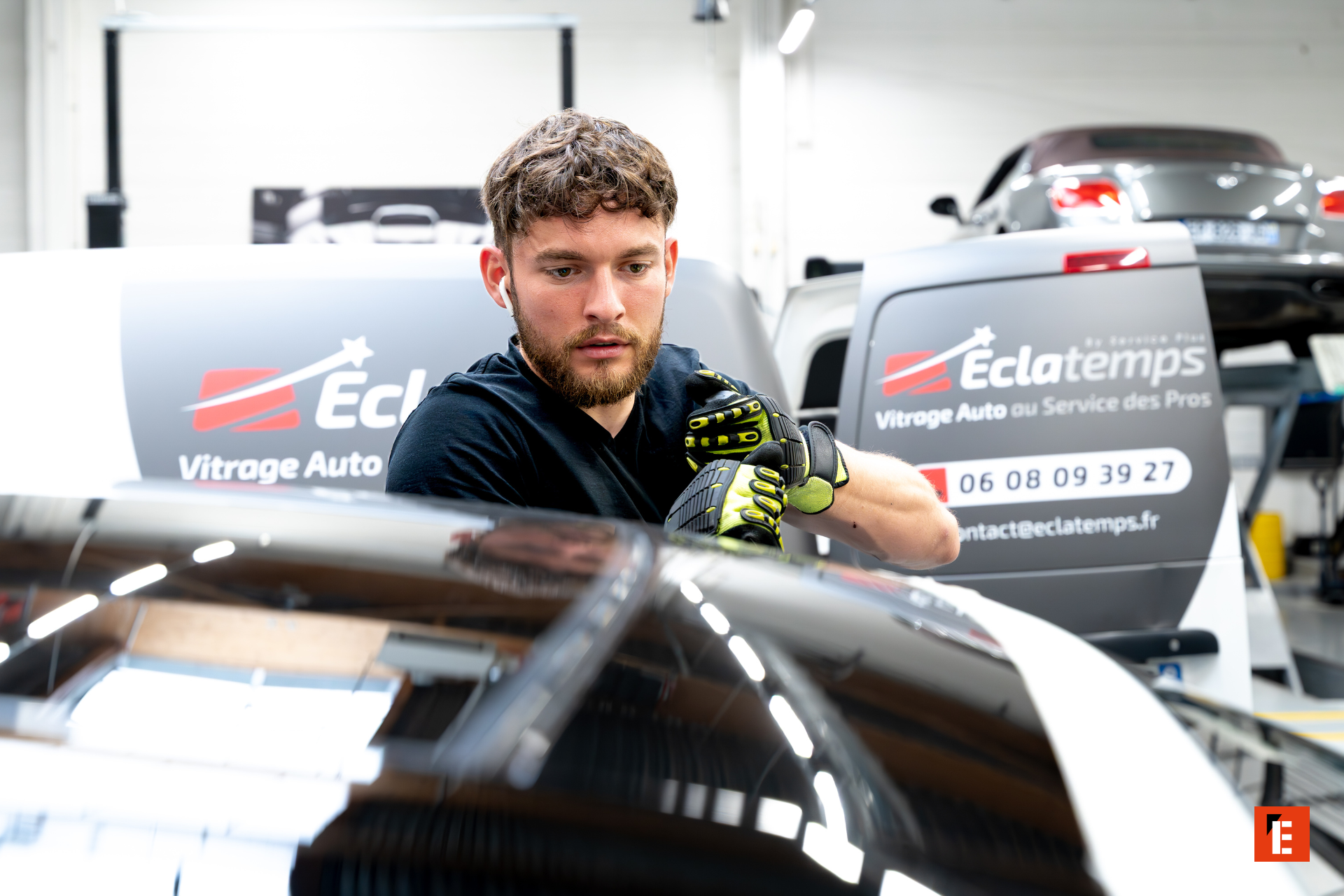 technicien Éclatemps préparant la pose de pare‑brise