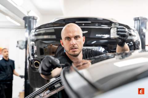 mechanik w warsztacie: precyzyjna naprawa samochodu