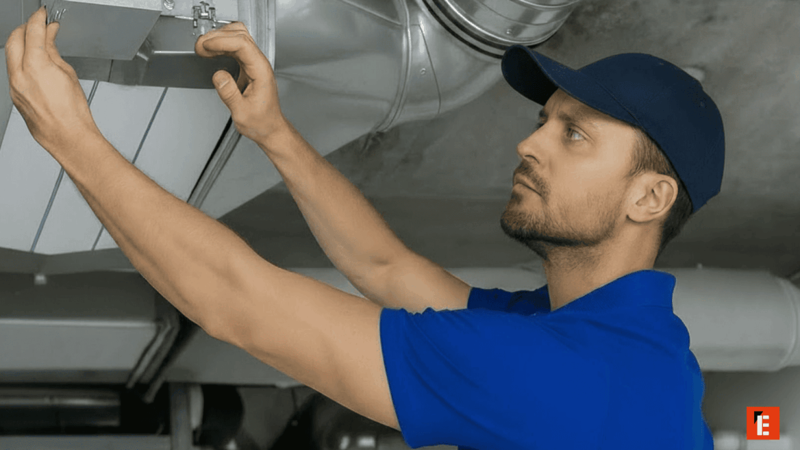 técnico reparando rejilla de ventilación