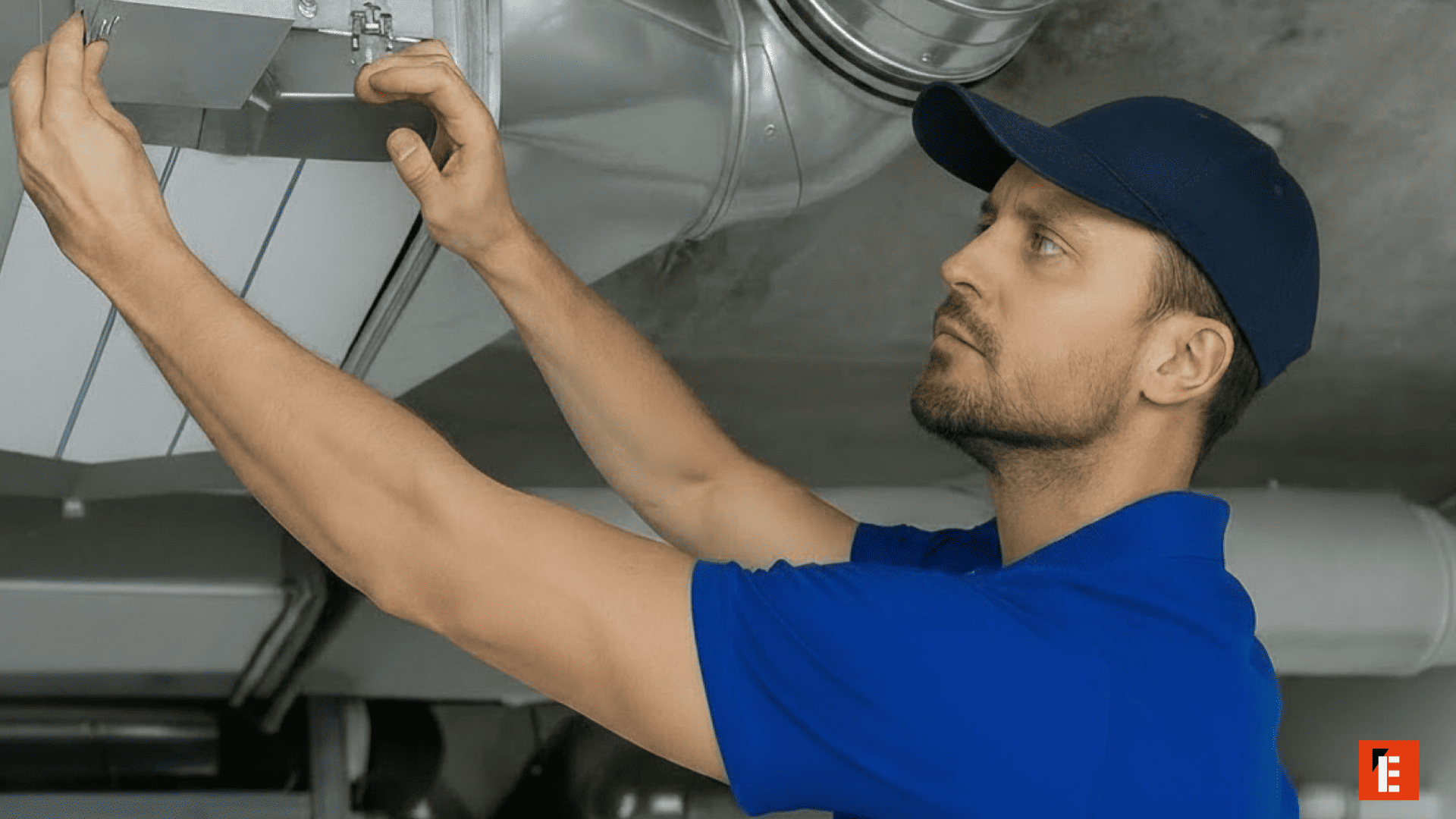 técnico reparando rejilla de ventilación