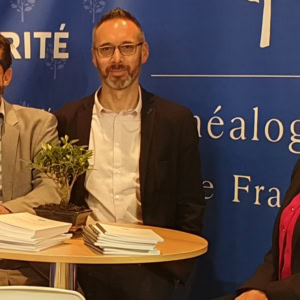 trois experts en sécurité au stand de conférence