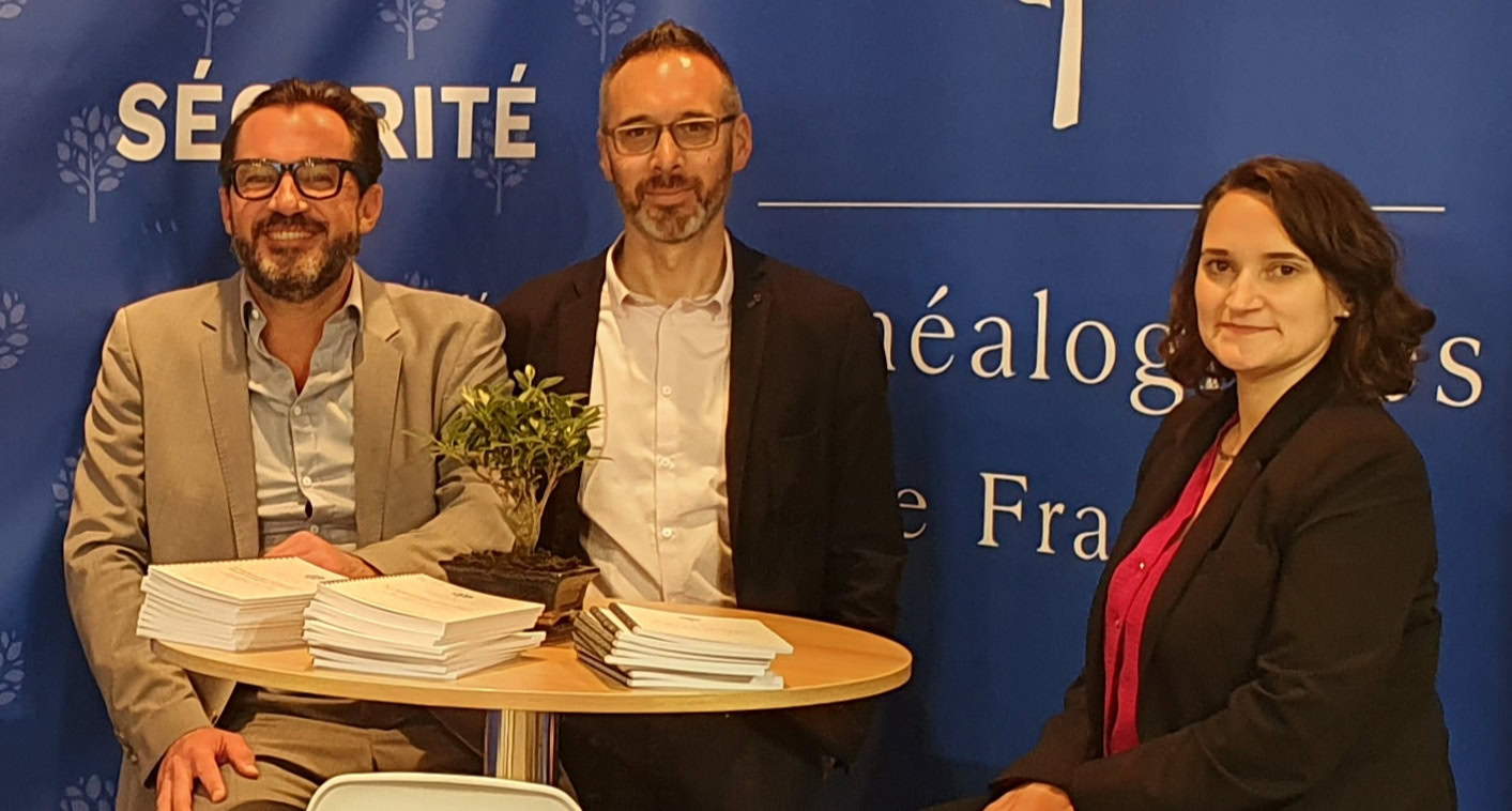 trois experts en sécurité au stand de conférence
