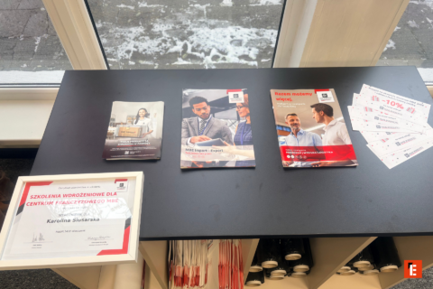 materiały reklamowe i broszury na stole przy oknie