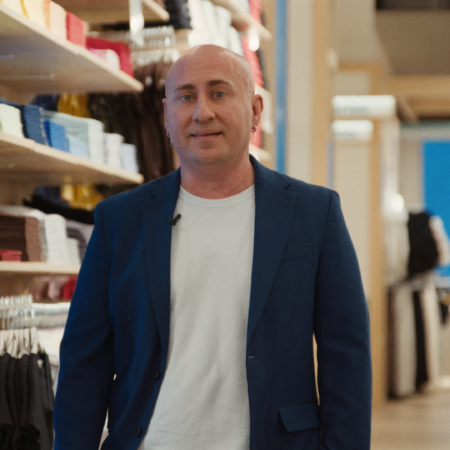 uomo in negozio dabbigliamento con blazer e microfono