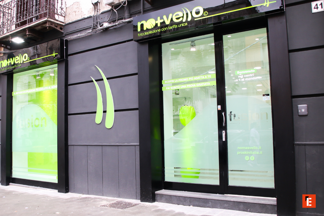 vetrina centro estetico moderna nero e lime